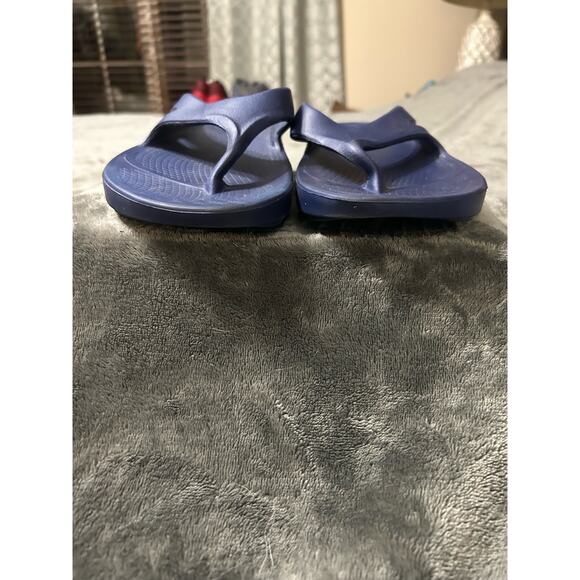 OOFOS navy flip flops, men’s 9, women’s 11 - Picture 4 of 10